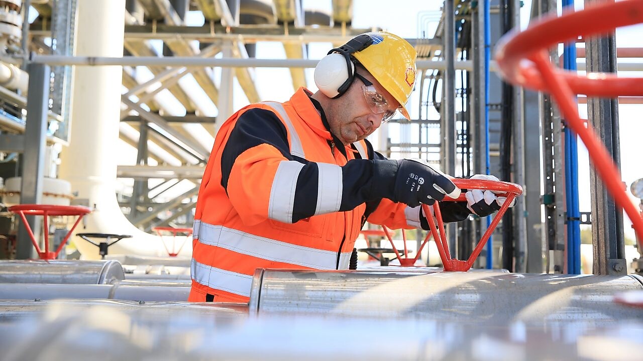 Shell engineer working at the gas plant