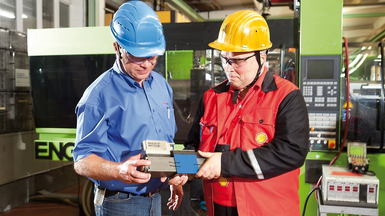 workers talking on site