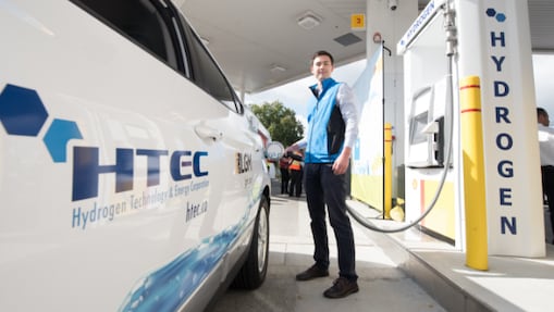 Man refuelling car at a Shell hydrogen refuelling station.