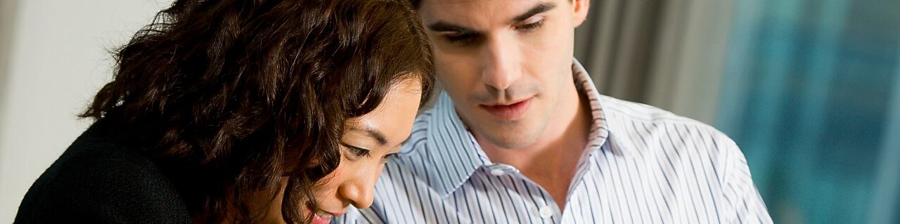 Two people discussing how to apply for a job at Shell