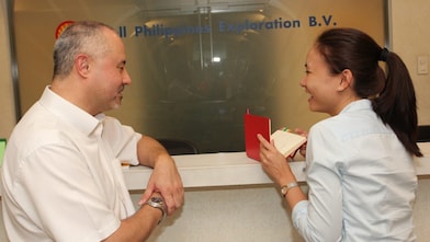 Shell graduate Inah Felisse Margaja taking notes while having a discussion with her mentor Scott Low