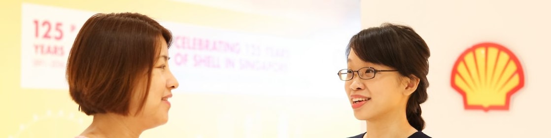 Shell Graduate Si Yng with her mentor Tanya Lam in a conversation