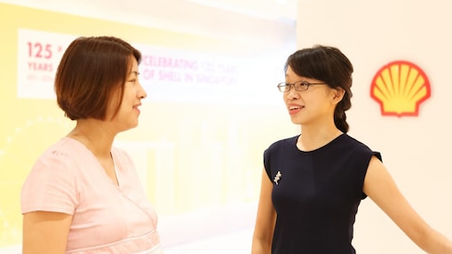 Shell Graduate Si Yng with her mentor Tanya Lam in a conversation