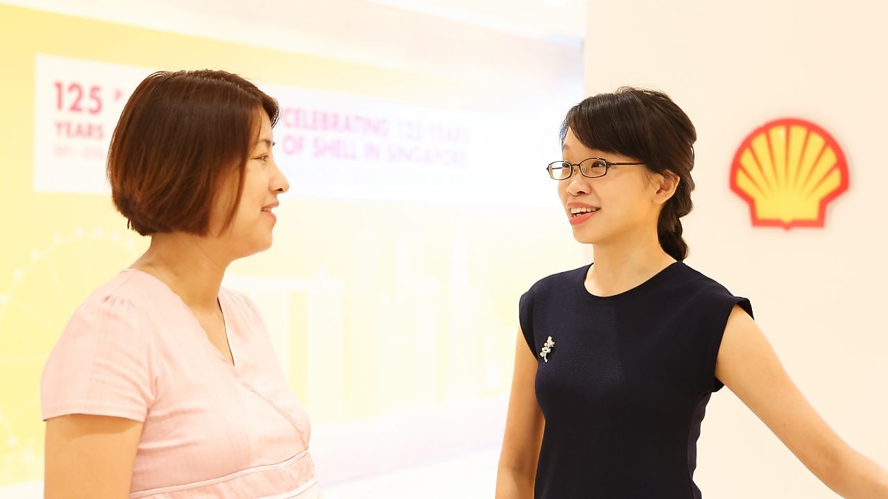 Shell Graduate Si Yng with her mentor Tanya Lam in a conversation