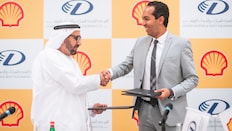 Abdulla Darwish Ahmed Alketbi shaking hands with Haytham Yehia