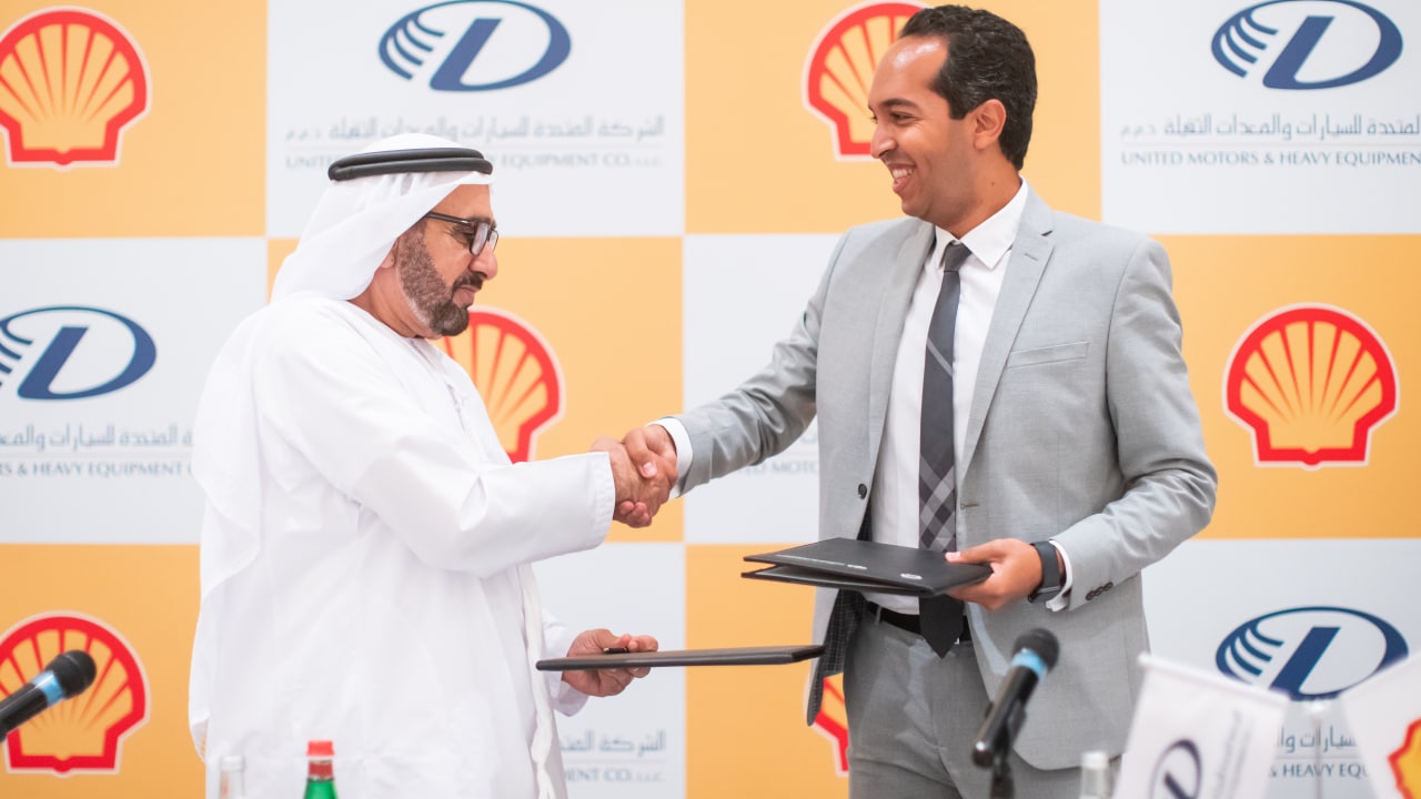 Abdulla Darwish Ahmed Alketbi shaking hands with Haytham Yehia