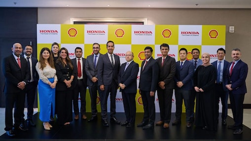Shell Middle East and Honda Guld staff celebrate the signing of the agreement to become the exclusive provider of Genuine Motor Oil for Honda passenger cars in Oman & Qatar.