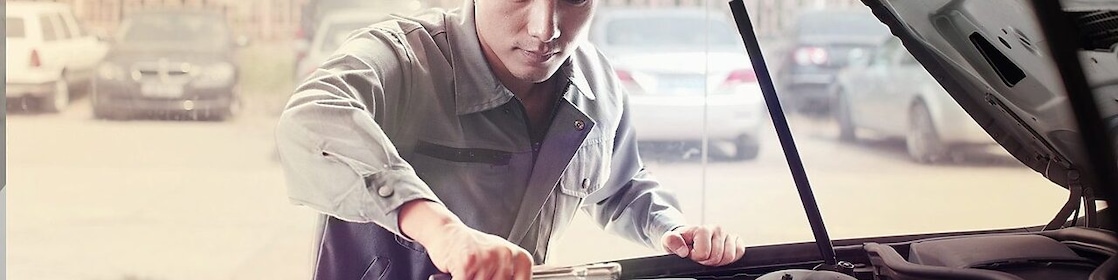 Mechanic fixing a car