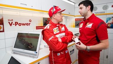 Kimi Raikkonen and Guy Lovett in discussion in the Ferrari tech lab, Shell V-Power logo in the background