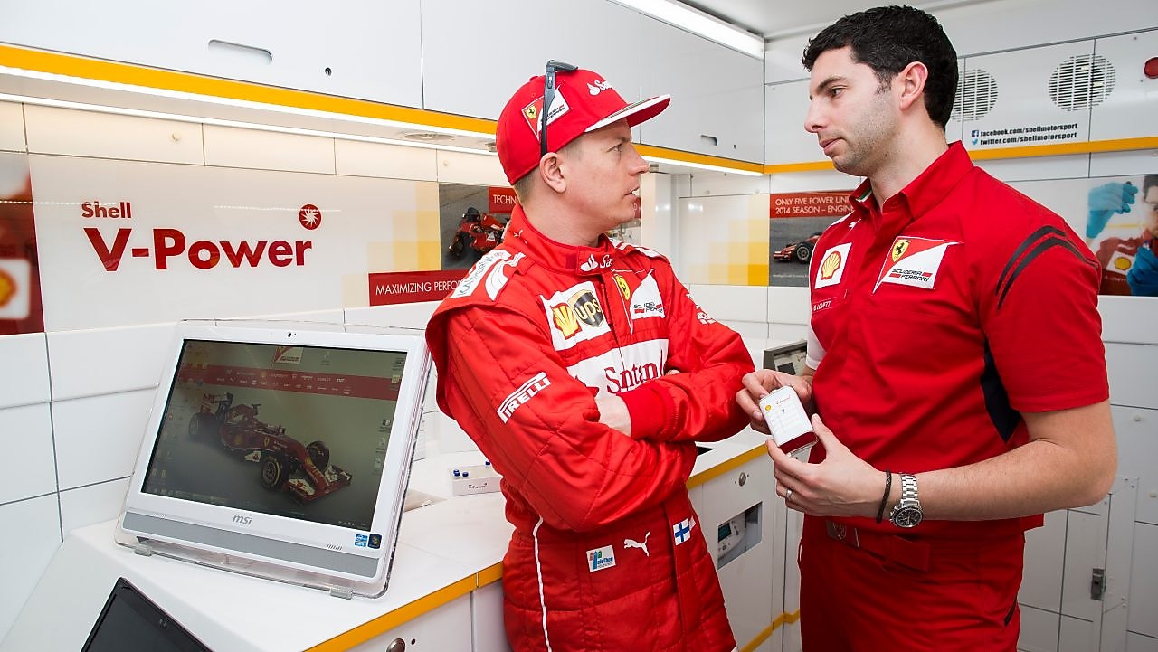 Kimi Raikkonen and Guy Lovett in discussion in the Ferrari tech lab, Shell V-Power logo in the background