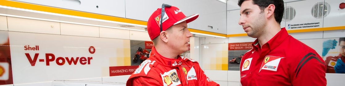 Kimi Raikkonen and Guy Lovett in discussion in the Ferrari tech lab, Shell V-Power logo in the background
